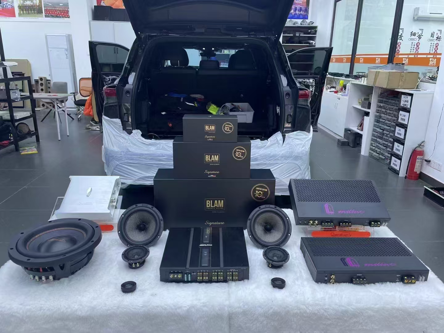 丰田皇冠陆放音响升级,邂逅法式浪漫音律